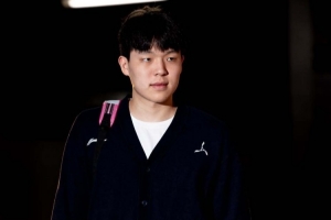 激戰(zhàn)NBA杯！開拓者入場穿搭：楊瀚森一身深色+日常粉紅小書包