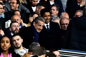 這是真愛！法國前總統(tǒng)薩科齊在被定罪后數(shù)小時又現(xiàn)身巴黎主場