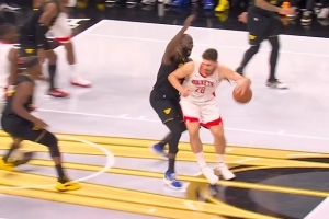 等你很久！追夢防守申京一碰就倒 造成后者進攻犯規(guī)