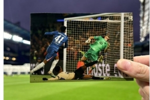 巴薩曬伊涅斯塔絕殺藍(lán)軍照片，賽后切爾西以埃斯特旺照片回敬