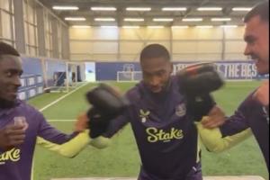 繃不住了??踢曼聯(lián)內訌的蓋耶與基恩和好，打了場“和好拳擊賽”