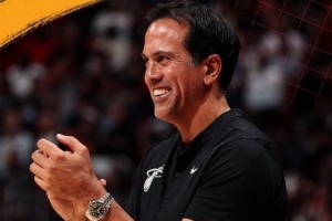 熱火發(fā)布斯波800勝海報(bào)：我們感恩擁有斯波 賽季最佳教練載入中？