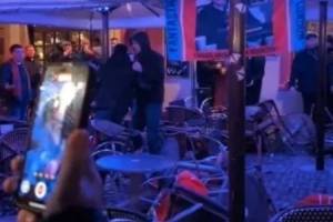 丟雜物+斗毆！太陽報：部分水晶宮球迷賽前在斯特拉斯堡引發(fā)沖突