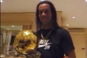 榮耀時刻！加冕金球獎20周年，羅納爾迪尼奧社媒曬視頻回顧