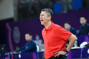 媒體人：各種低效的低位單打 中國男籃對(duì)周琦低位能力盲目自信