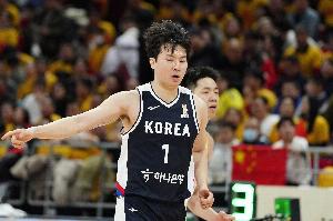 李賢重：偉大的團(tuán)隊(duì)勝利 中國隊(duì)?wèi)?zhàn)至最后 現(xiàn)場(chǎng)很瘋狂&給球迷點(diǎn)贊