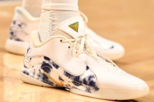 真愛(ài)！安東尼·戴維斯腳穿勒布朗22球鞋進(jìn)行賽前熱身