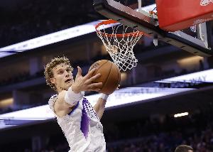 勢大力沉！馬爾卡寧底線突破 起飛雙手暴扣打停國王