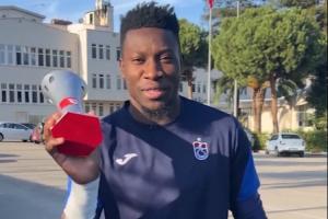 3戰(zhàn)全勝丟1球！奧納納領(lǐng)取土媒10月土超最佳球員獎杯：希望贏更多