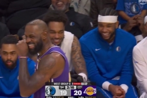 這說(shuō)啥了??？詹姆斯在場(chǎng)上和替補(bǔ)席的歐文聊天 直接笑出表情包