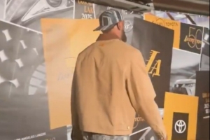 今日迎戰(zhàn)獨行俠及濃眉！詹姆斯提前4個半小時已經(jīng)來到球館