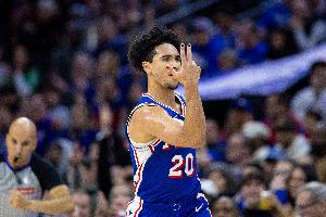 打得可以！麥凱恩半場(chǎng)8中3拿到10分3板1助1斷 正負(fù)值+16