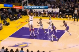 弗拉格上籃撞翻東契奇 被吹罰進攻犯規(guī) 基德沒有挑戰(zhàn)