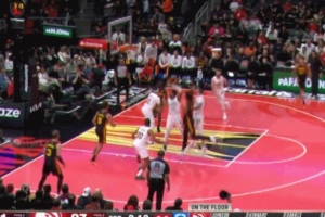 組織前鋒！杰倫·約翰遜殺到中路油漆區(qū) 一個(gè)拋傳助蓋耶起飛暴扣