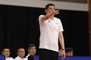 現(xiàn)場觀戰(zhàn)男籃！鞏曉彬：希望小伙子們放下包袱拼出血性 干就完了