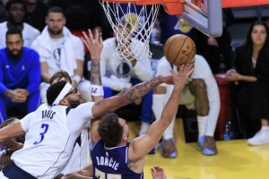 解說：俠湖之戰(zhàn)好像詹姆斯的前任大聚會 紫金軍團有點不可阻擋了