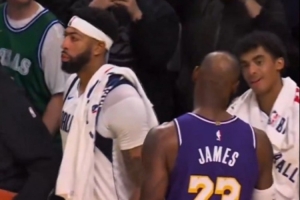 百感交集！詹姆斯賽后兩次在濃眉身邊晃悠 但后者就是不抱哇??