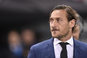 托蒂：迪巴拉身體不夠踢不了偽9號 希望盡快有人接過羅馬10號球衣