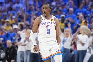 雙鬼拍門(mén)！布克迎著杰倫威&切特上籃被杰倫威身后大帽