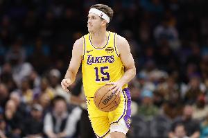 拔起來就投！里夫斯借掩護命中三分 弗拉格有追尾犯規(guī)嫌疑