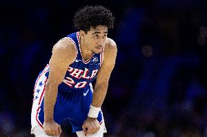 打得不錯(cuò)！麥凱恩16投7中得20分4板1助5斷0失誤 正負(fù)值+18