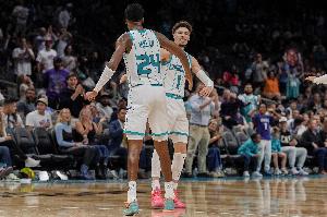 年輕雙子星！半場三球10中5砍13分3板4助&米勒9中4拿到11分3帽