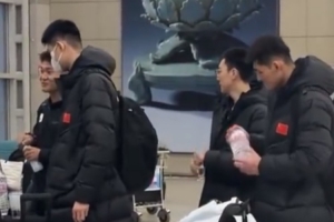 眾人神情輕松！中國男籃已經(jīng)抵達(dá)韓國 隊長趙睿隨隊出征