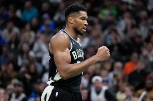 翻江倒海！字母哥空接暴扣 隨后補籃再打進加罰