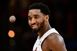 閑庭信步！米切爾突破轉(zhuǎn)身過人 接歐洲步右手帥氣反籃！