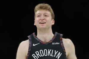 初生牛犢不怕虎！新秀沃爾夫過掉字母哥帥氣上籃得分