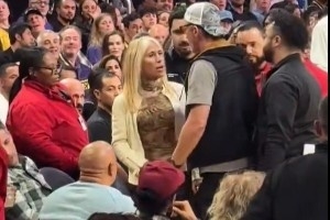 ??女球迷疑似騷擾湖人球員被保安“驅逐” 老詹淡定剪指甲看戲