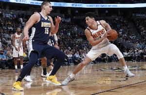 看著都疼！布克突破肘到約基奇下巴 后者痛苦倒地