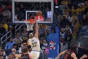 關(guān)鍵改判！吉迪上籃造赫夫大帽吹干擾球 裁判回看后取消干擾球