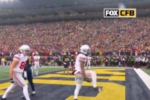 致敬傳奇！俄亥俄州立大學外接手達陣擺出霸王步 詹姆斯迅速回應