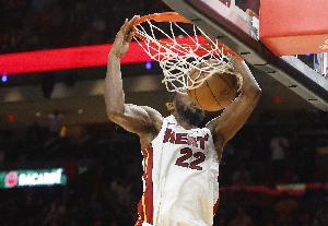 15中10砍下31分6板！斯波：維金斯針對侵略性防守及時做出了調(diào)整