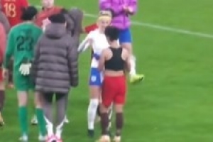 場外是朋友！張琳艷賽后和英格蘭女足球員凱莉現(xiàn)場交換球衣