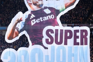 維拉隊長麥金迎球隊300次出場里程碑，主場球迷制作巨幅TIFO祝賀