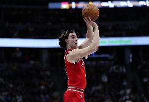 開局手感不錯！吉迪半場7中5&三分4中2拿到12分 另有4板2助