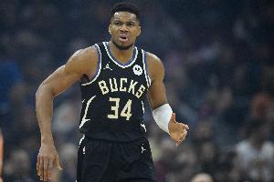 砍瓜切菜！字母哥只打19分鐘 15中12砍29分8板2助2段&正負(fù)值+27