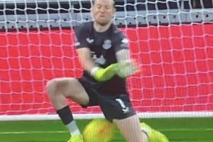 撲救概率95%??皮克福德閉眼撲救致下蛋丟球，懊惱跪地+搖頭苦笑