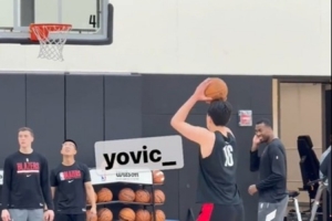 天道酬勤！拓記：楊瀚森和里斯訓(xùn)練后補(bǔ)練投籃 還加練了折返跑