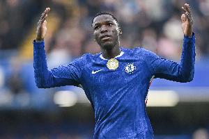 近9場對手有球員被罰下的英超比賽，阿森納7勝2平保持不敗