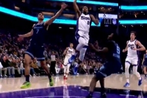 平地起驚雷！蒙克反擊一馬當(dāng)先 起飛滑翔單臂炸裂劈扣