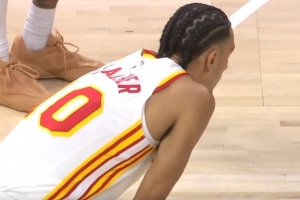 先下兩分！杰倫·約翰遜推反擊長傳 里薩謝快下大力劈扣！