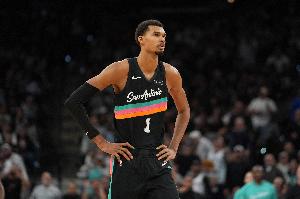 效仿歐洲足球！文班受傷期間加入他主導(dǎo)的球迷組織進行助威訓(xùn)練