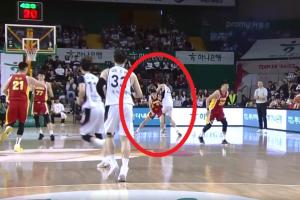 程帥澎回防擊倒李元錫 裁判吹罰違體犯規(guī)