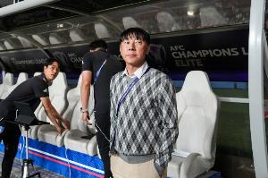 蔚山后衛(wèi)自爆被前主帥申臺(tái)龍扇耳光，后者下課后稱球員不聽他指揮