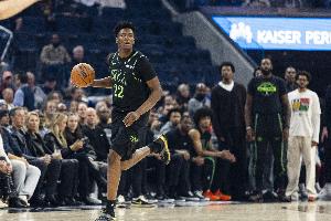 小伙子挺硬！奎因單打里夫斯 頂開后直接雙手暴扣！