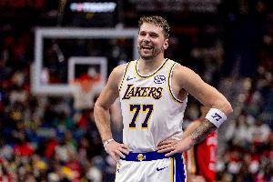 大比分領(lǐng)先沒必要犯規(guī)！半場前薩迪克·貝補(bǔ)籃 東契奇直接讓了