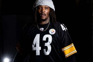 挑戰(zhàn)聯(lián)盟第一！開拓者型男入場(chǎng)秀 楊瀚森黑夾克小粉包反差萌